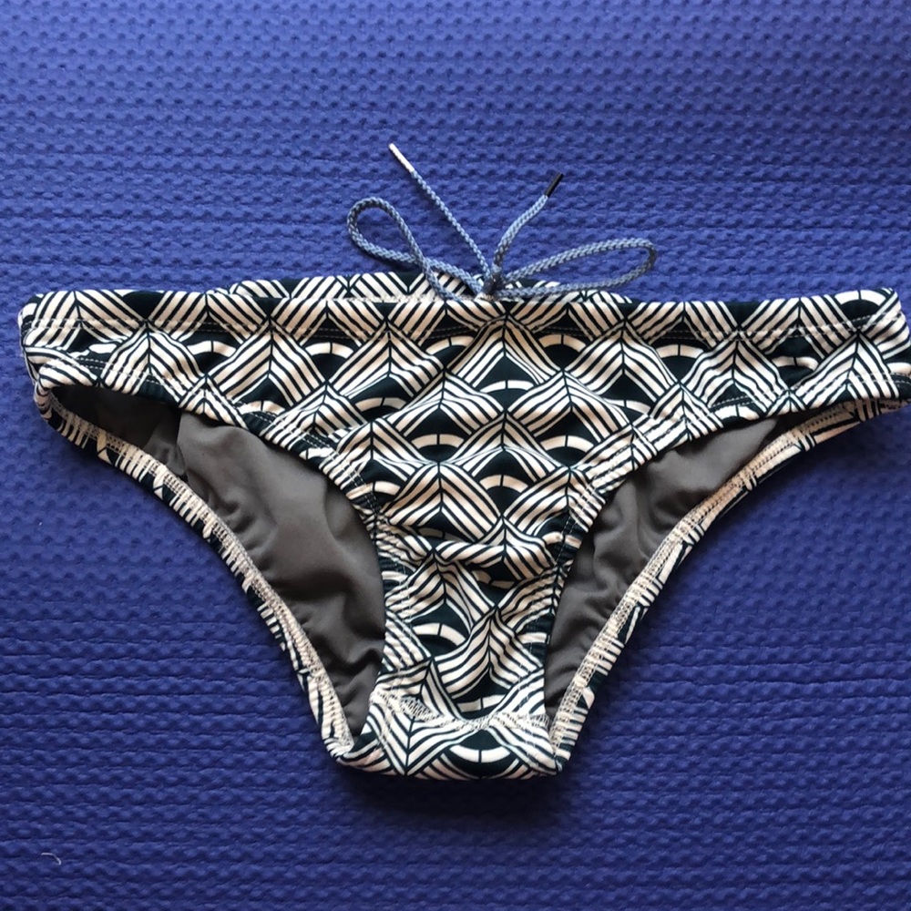 JOLYN Andy peacock and white patterned bottoms M